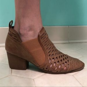ANKLE BOOTIES. Size 6 1/2 US